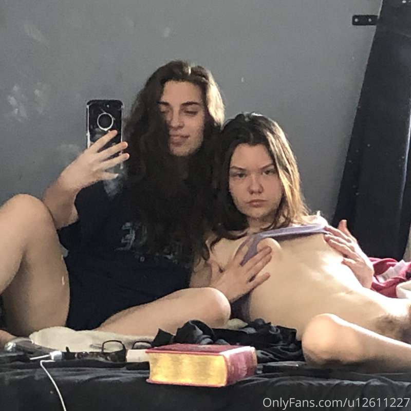 2 hotties with rockin bodies, like these if u’d smack her as..