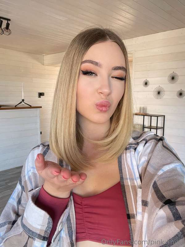 Can you resist my gaze or will you give in? 😘