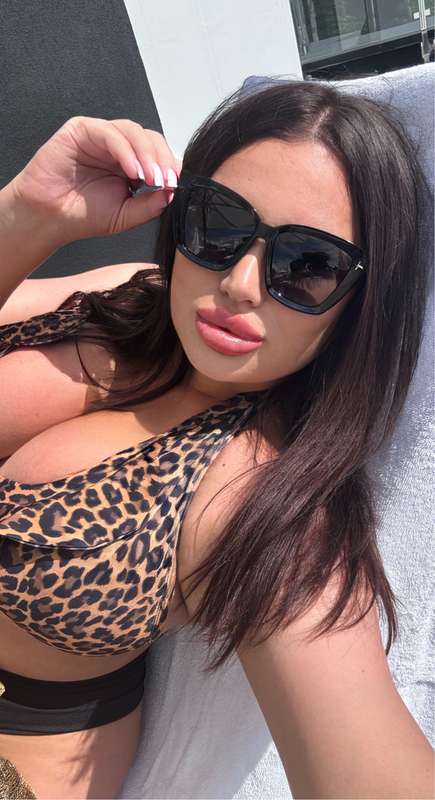 Fuck, give me your cock😘😘😘😘