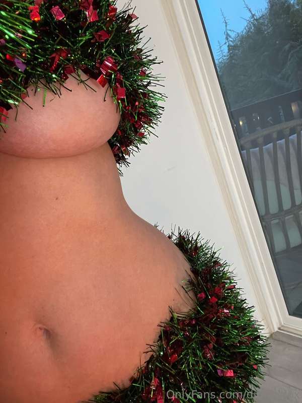 HOLIDAY GARLAND - PICS & 5 MIN VIDEOFULL NUDE - FULL FRONTAL.. 1