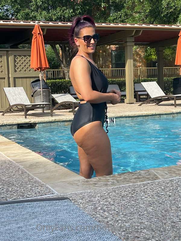 Pool days!!! 👸🏻♠️🖤😘 3