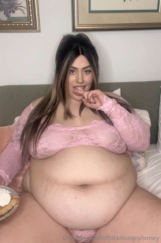I look the cutest when my mouth and belly are full 🐽🐽🐽 13