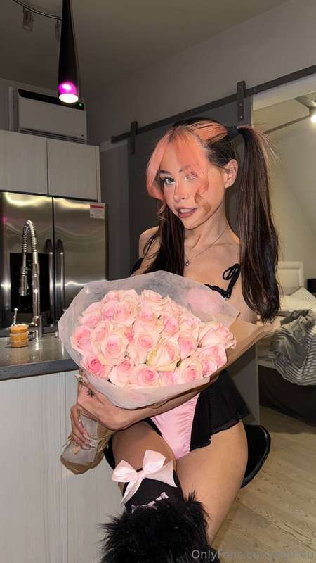 I bought myself flowers with your tips 👉🏻👈🏻 thank you 