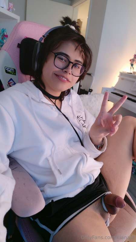 does anyone wanna sit in a discord call and talk about our l.. 18