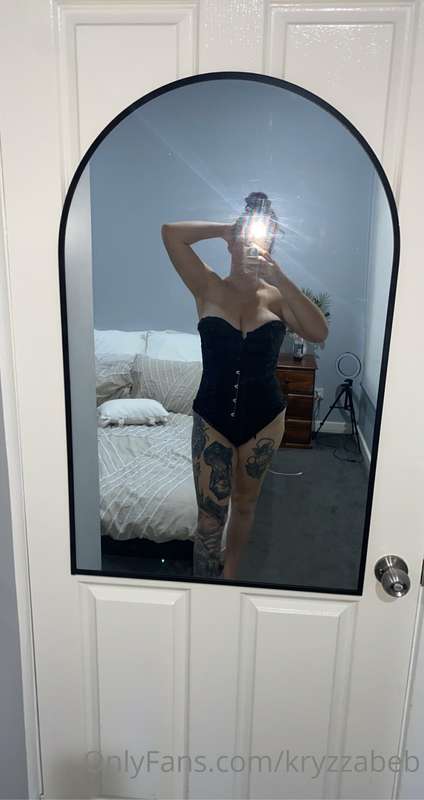 Who’se a corset fan? 🤤