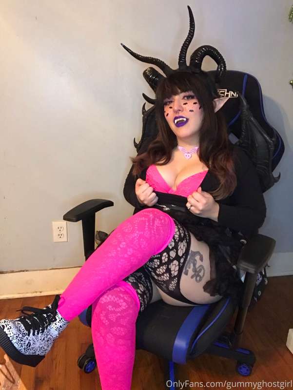 Pastel goth succubus 💕 3