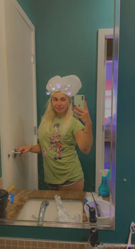 Hello from my pretty toes 😜 I went blonde again 😂 my hair is.. 3