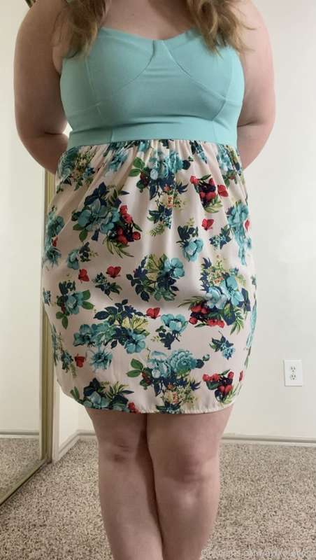 Your naughty 1950s housewife getting undressed for you 👗  Th..