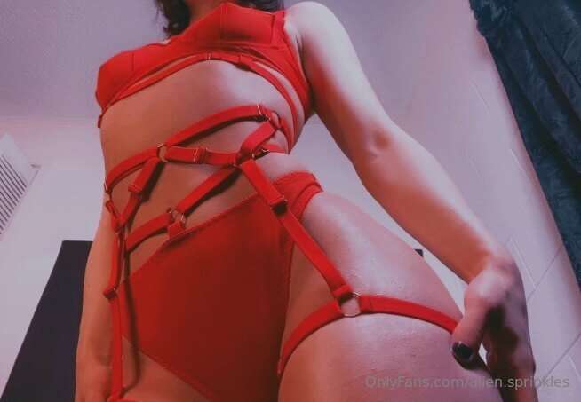 𝙰𝚖 𝙸 𝚙𝚛𝚎𝚝𝚝𝚢 𝚒𝚗 𝚛𝚎𝚍? ❣️🩸❣️ 16