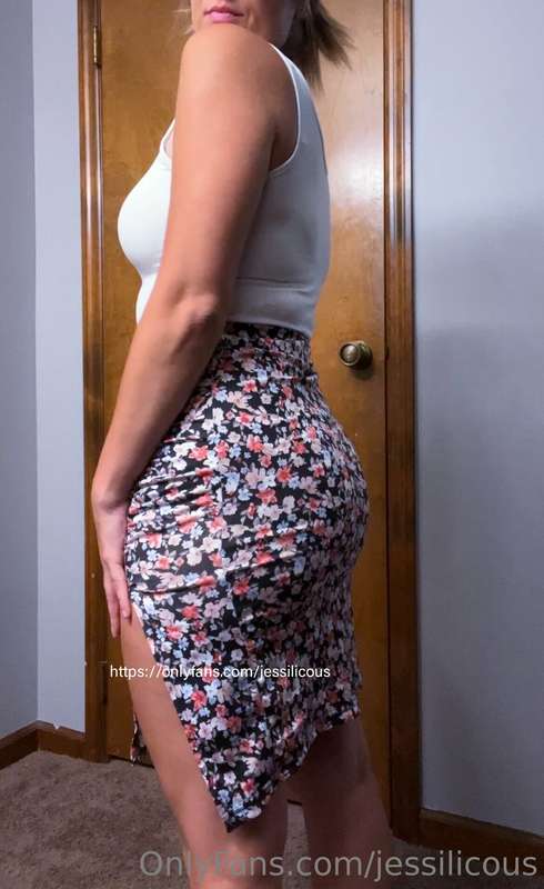 What would you do to me in this skirt😘 p.s. I don’t wear pan.. 1