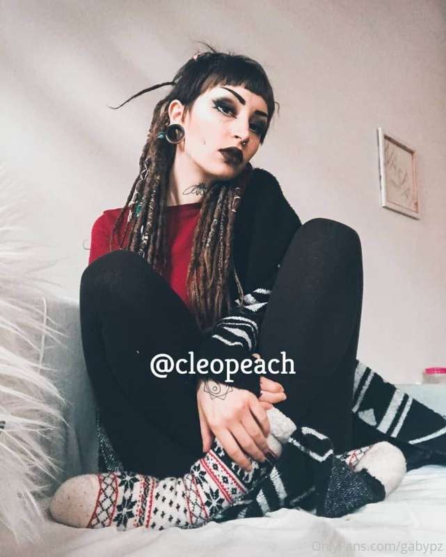 This alt slut is waiting to be dominated 😈 She's gonna be yo..