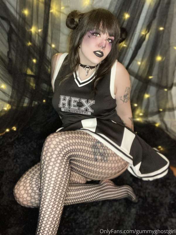 Your goth cheerleader gf wants to help you score 🖤 6