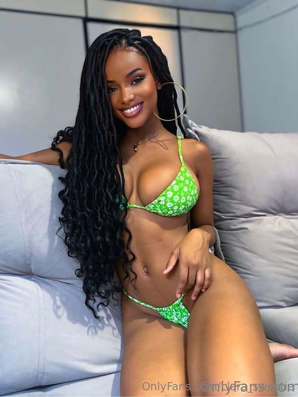 EXOTIC BABE @officiallarissa WITH SO SEXY BODY😍🌴🍫  SHE HAS S..