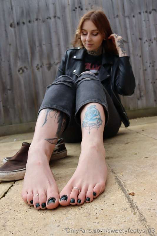 Can I be your next door neighbour with cute feet? 8