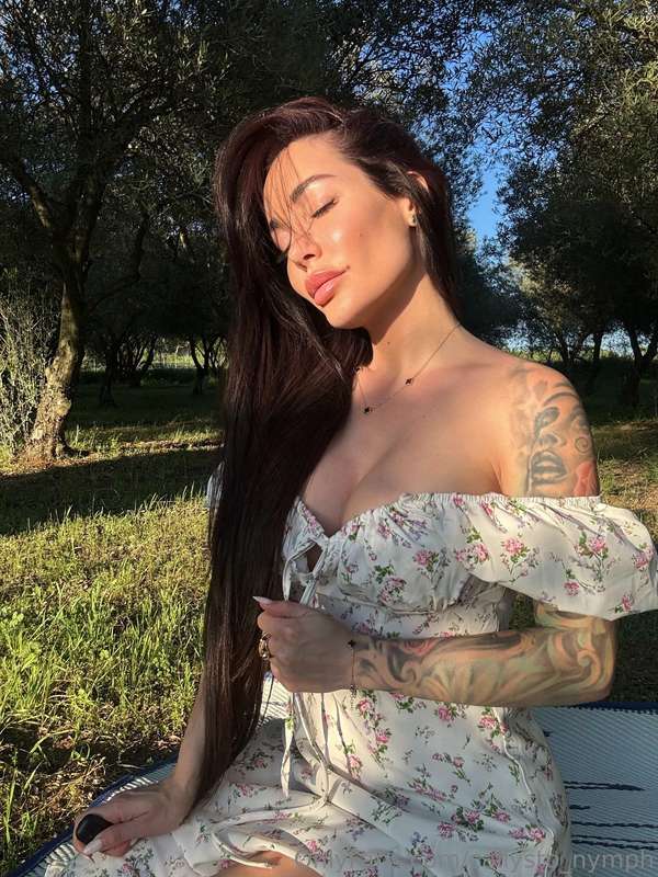 The way the breeze touches my skin in this dress… feels like..