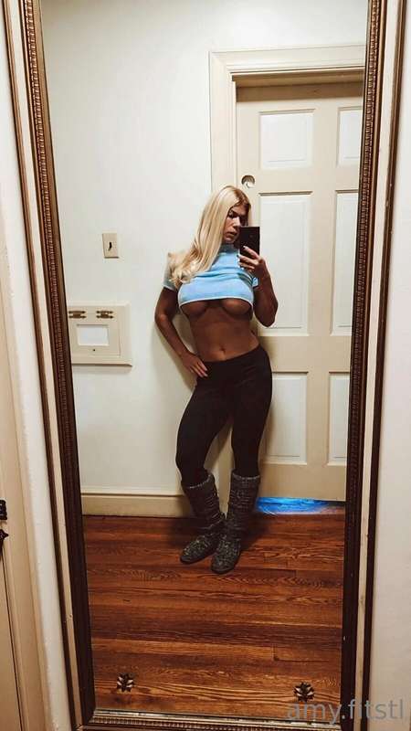 Mirror Monday. Who doesn't love under boob 💋