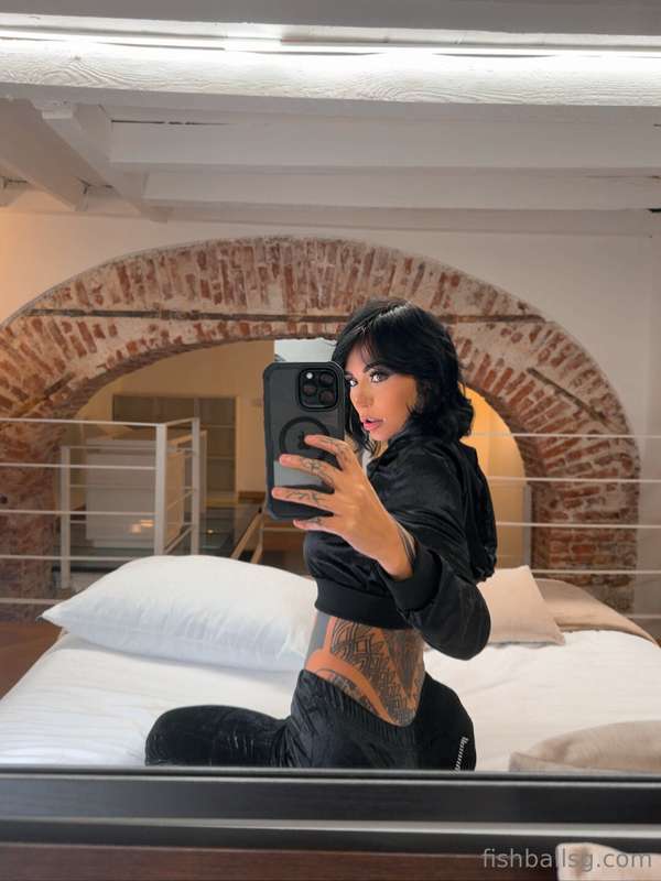 stavo testando il letto e mi sembrava la posa migliore 👀