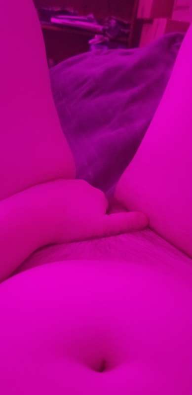 I'm so lonely... my DMs are open 🥰