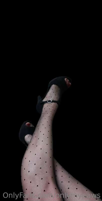 Sexy tights, high heels and red nails. 🦶👠 4
