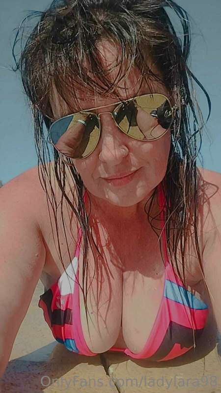 Very hot today... sun and pool! ☀️👙