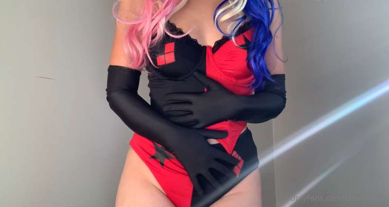 Would you let Harley Quinn fart in your face??💨❤️ 3