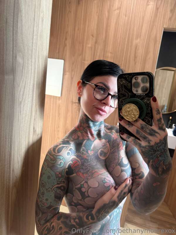 who thinks tatted girls are better?😏