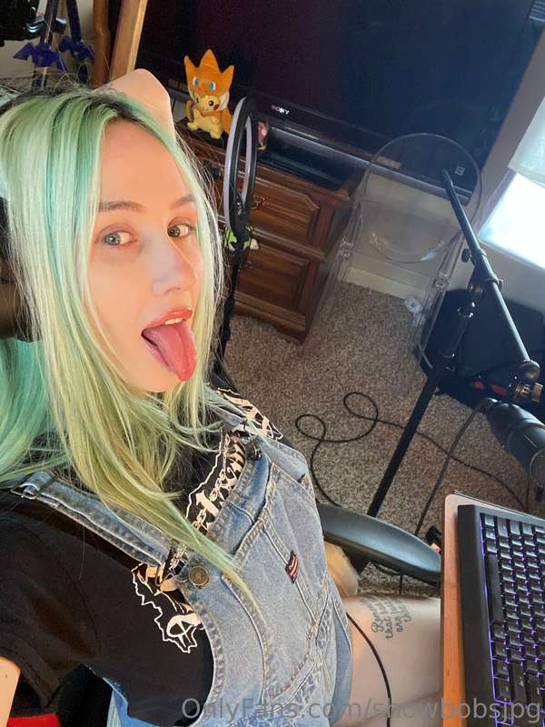 streaming some RuneScape for a bit if u wana hang :) my Twit..