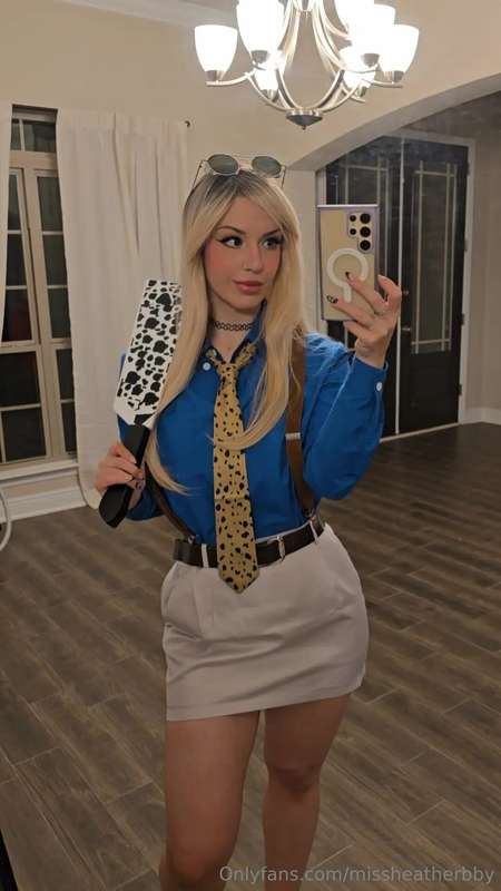 Can you guess who I'm cosplaying? 😏 I'm live on cb now. Come..