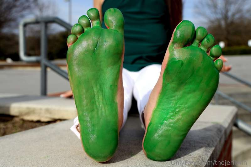 Green with envy? Or just horny for my feet? 👣