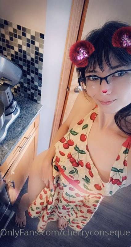 Hottie in the kitchen alert! Unlock this post to see me lose..