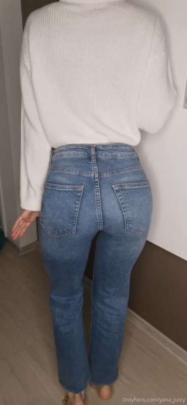 Look like this elastic ass is tightened by my very sexy jean..