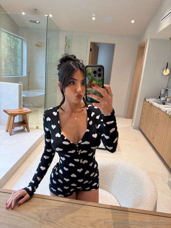 I'm thinking of pleasuring myself.. who's up for a mutual ma..
