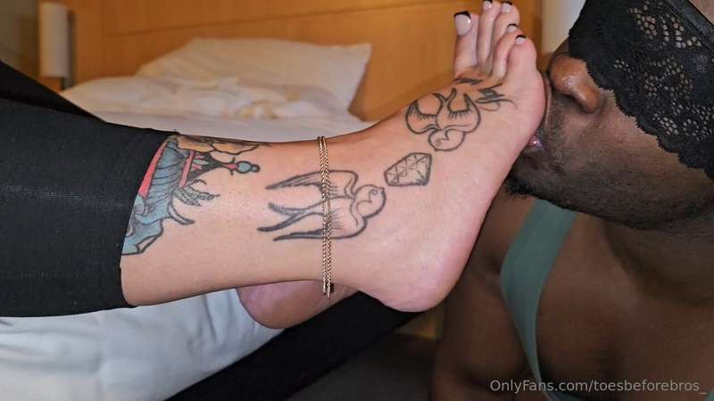 Worshipping @myablueuk sexy tattooed feet 😍 3