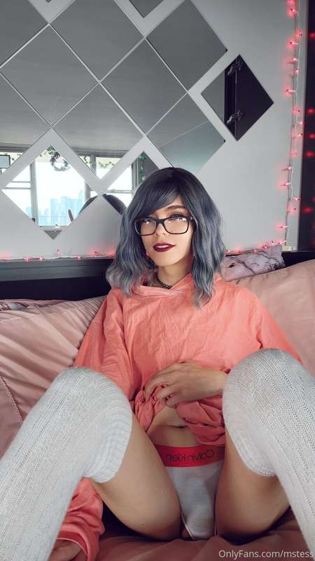 Hoodie vibes... Annnd a little bit of naked vibes c; 32