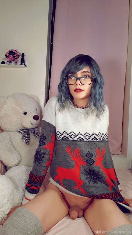 Lets watch holiday movies and chillllll😋 8