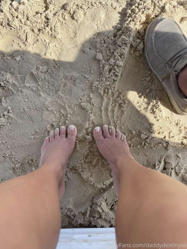 Sandy toes 🤤🤤