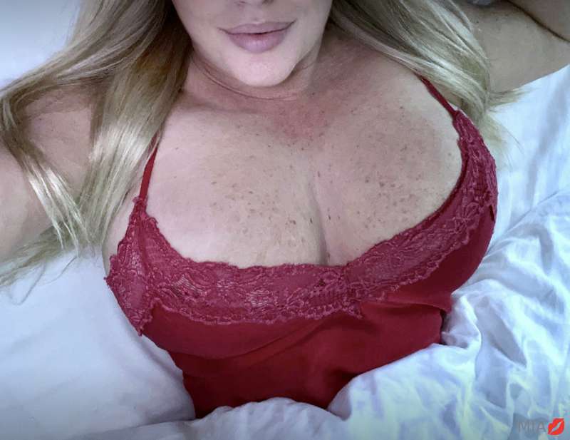 Could my big tits keep you from watching the game? 😜