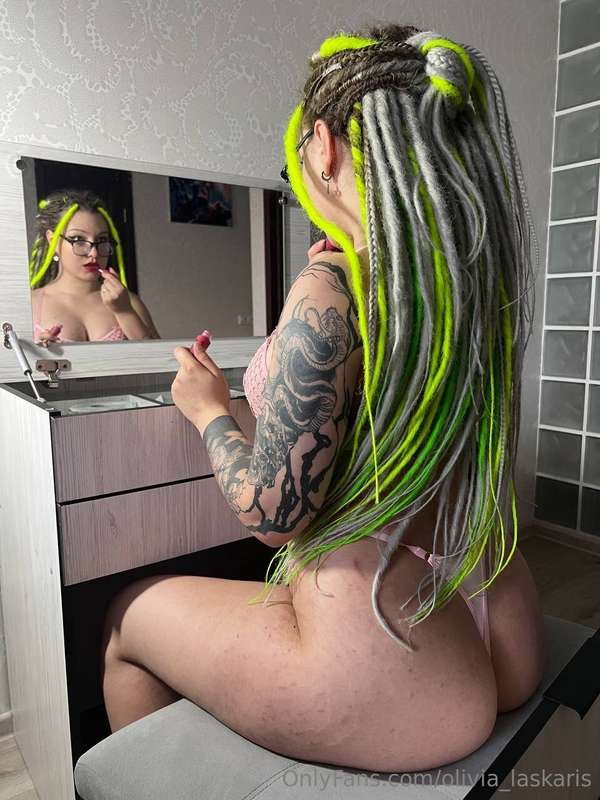 I like to do my makeup like this in front of the mirror, do ..