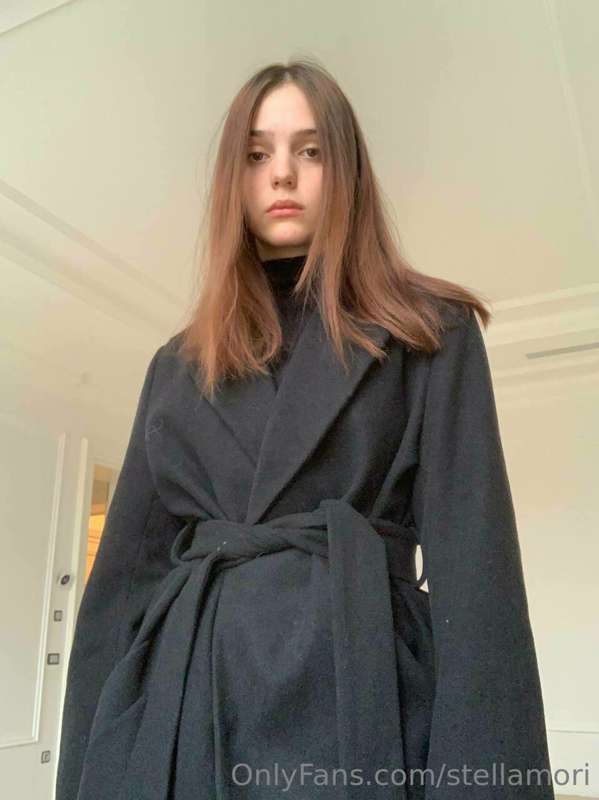 Do you think this coat accentuates my facial structure or do..