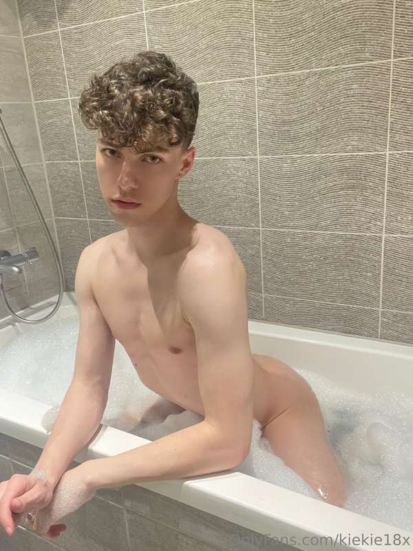 Tryna get clean in this bubble bath but my thoughts are too .. 9