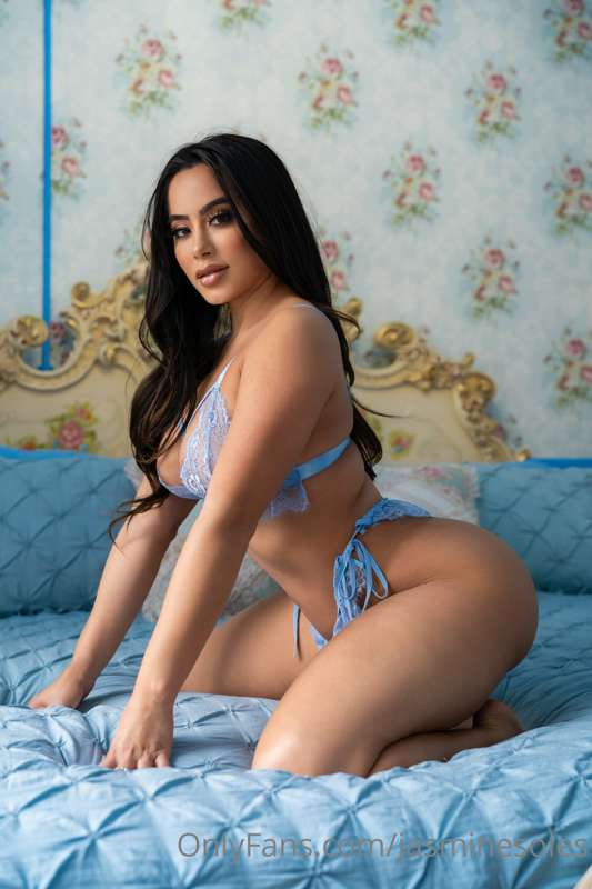 Waiting for you in bed 💕 
How thick do I look 😈

Watch my ne.. 3