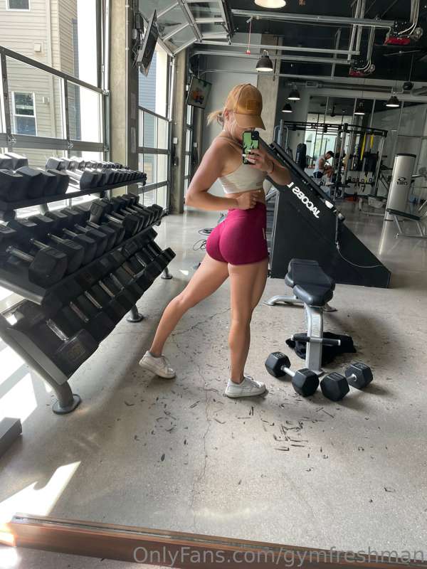 Early morning gym sesh 🏋️‍♀️