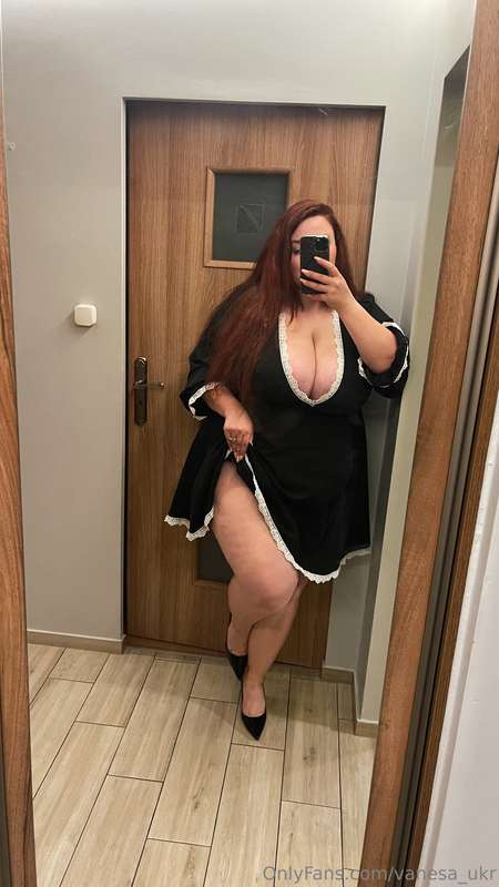 Such big legs under such a short dress 😈 Will you take it of..