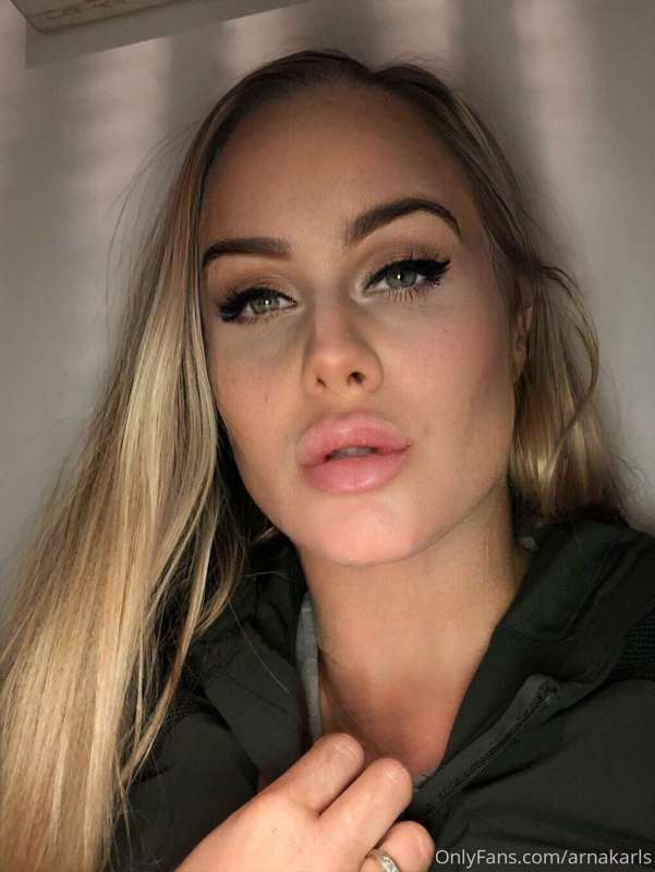 Does it show that I’m tired ? 😂💋 been a long day after littl..