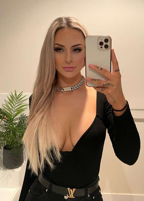 Message me for private pics and vid’s 😉😏💗