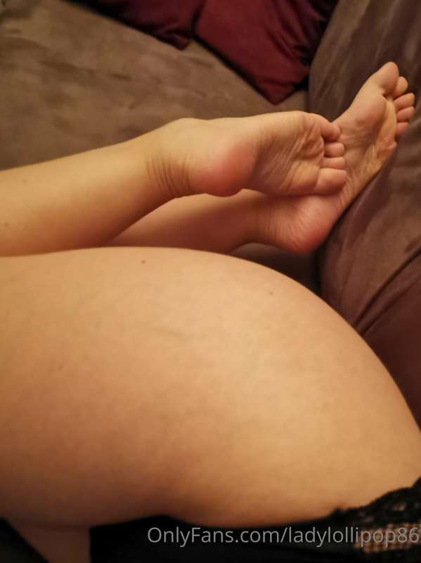 I'm here alone super horny on this comfortable sofa 🥵 Will u.. 3