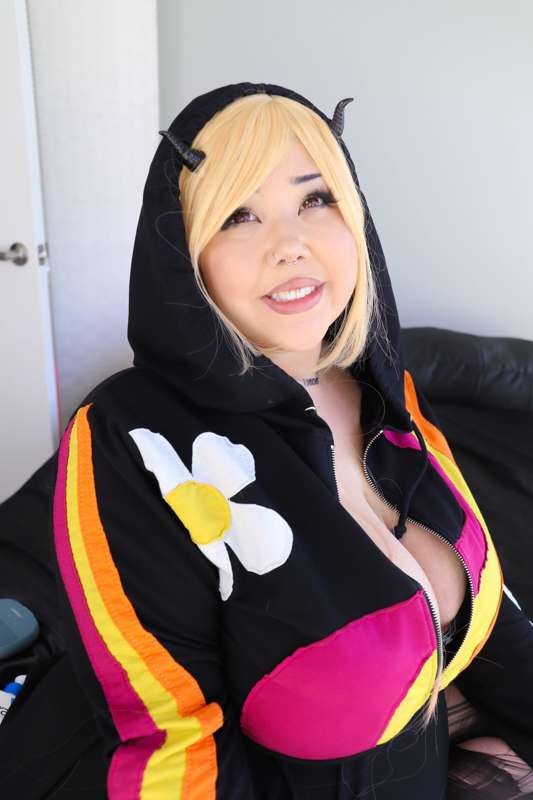 marin is at your service 🌼 
what will her first task be? ♥️ 6