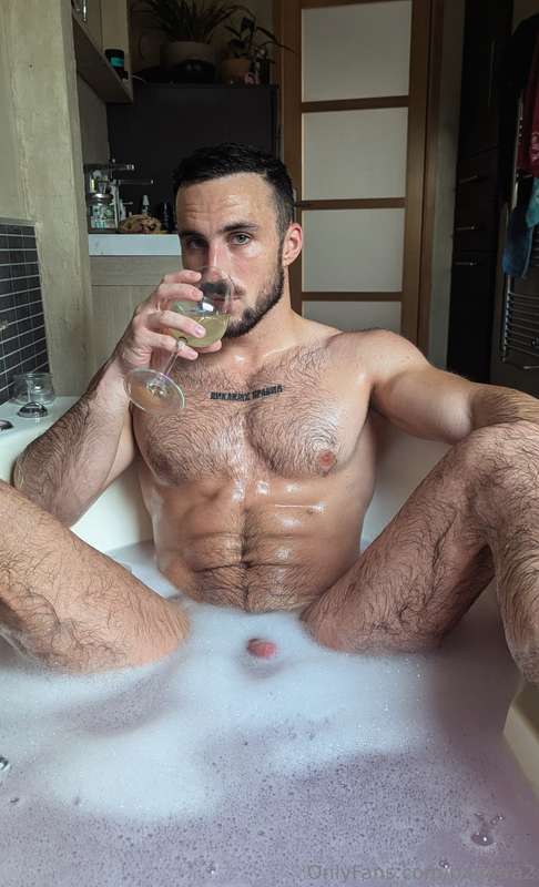 Who wants to join me for my next bath?🥂