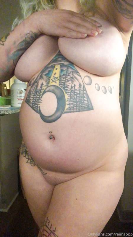 4L chug belly!! Sooo round and tight as a drum~ after I peed.. 13