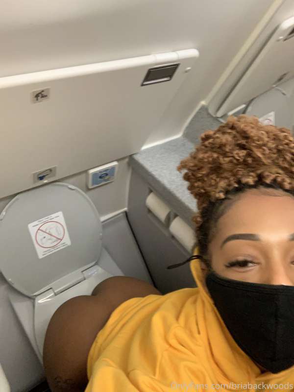 airplane bathroom pics 1